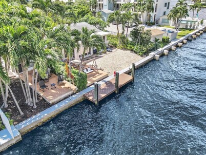 Beautiful & Spacious Waterfront Condo, Walk to the BEACH, On Canal, 2 bed/2 bath