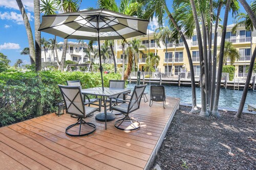 Beautiful & Spacious Waterfront Condo, Walk to the BEACH, On Canal, 2 bed/2 bath