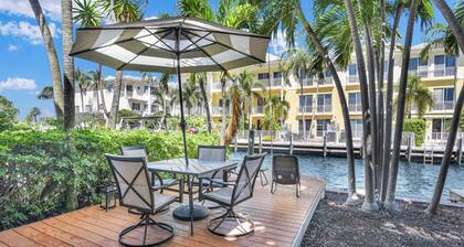 Beautiful & Spacious Waterfront Condo, Walk to the BEACH, On Canal, 2 bed/2 bath