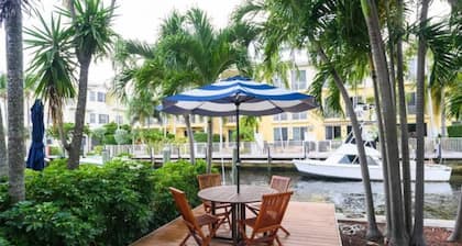 Beautiful & Spacious Waterfront Condo, Walk to the BEACH, On Canal, 2 bed/2 bath