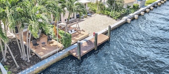 Beautiful & Spacious Waterfront Condo, Walk to the BEACH, On Canal, 3 bed/2 bath