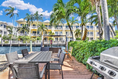Beautiful & Spacious Waterfront Condo, Walk to the BEACH, On Canal, 3 bed/2 bath