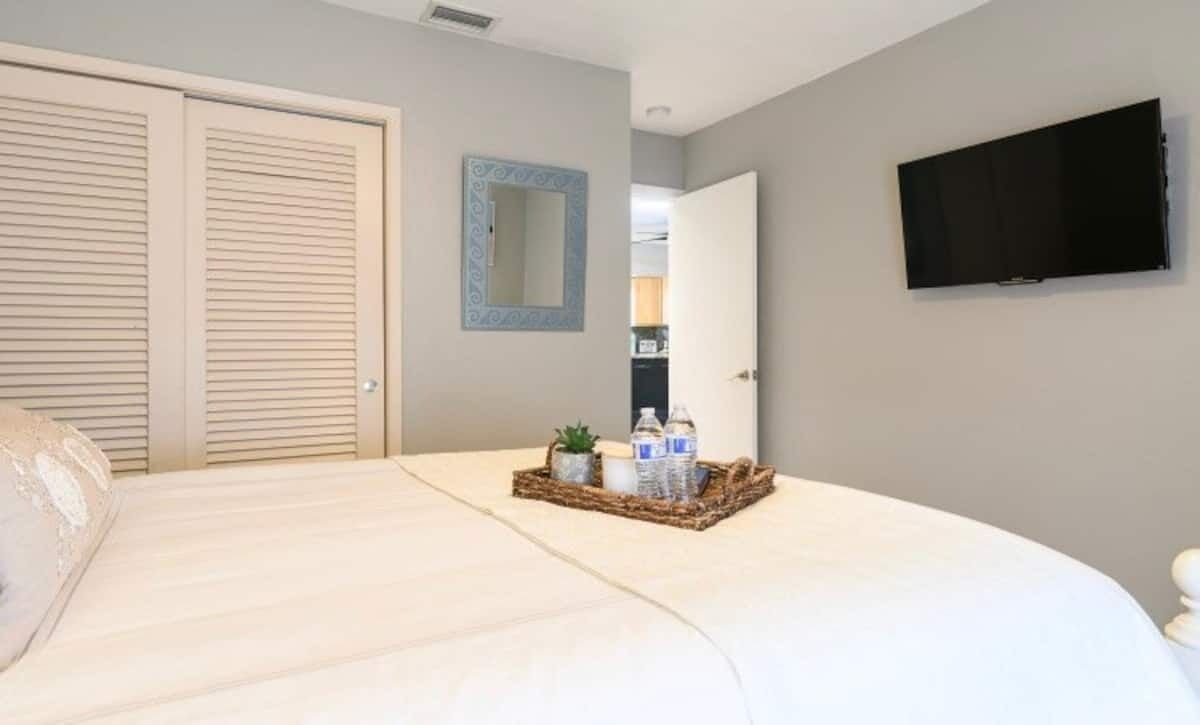 3 bedrooms, iron/ironing board, travel cot, WiFi