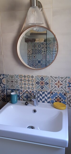 Douche, serviettes fournies, papier toilette