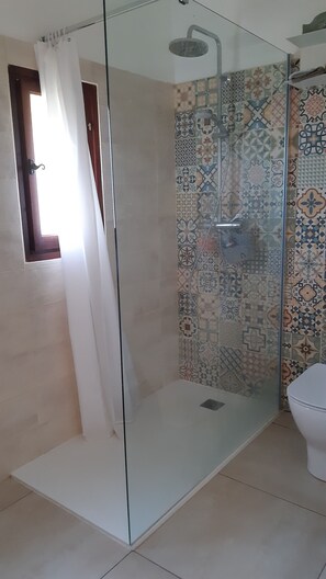 Douche, serviettes fournies, papier toilette