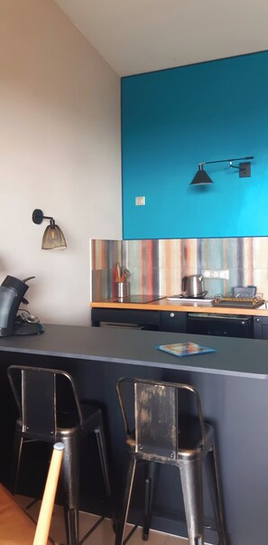 Kühlschrank, Ofen, Herdplatte, Wasserkocher