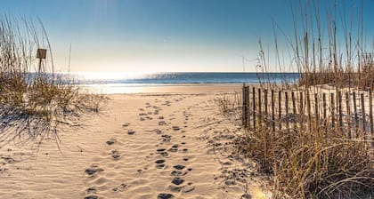 Cheerful & Bright Spacious End Unit - Oceanfront, Porch w/ View, Pool