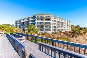 Property grounds - Cheerful & Bright Spacious End Unit - Oceanfront, Porch w/ View, Pool (Hilton Head Island)