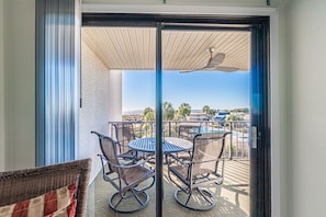 Outdoor dining - Cheerful & Bright Spacious End Unit - Oceanfront, Porch w/ View, Pool (Hilton Head Island)