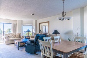 Smart TV, books - Cheerful & Bright Spacious End Unit - Oceanfront, Porch w/ View, Pool (Hilton Head Island)