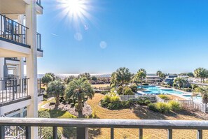 Property grounds - Cheerful & Bright Spacious End Unit - Oceanfront, Porch w/ View, Pool (Hilton Head Island)