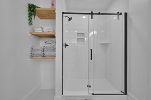 Combined shower/tub, hair dryer, towels, soap - Backyard Retreat (RONKS)