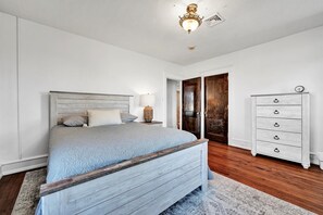 5 bedrooms, iron/ironing board, WiFi, bed sheets