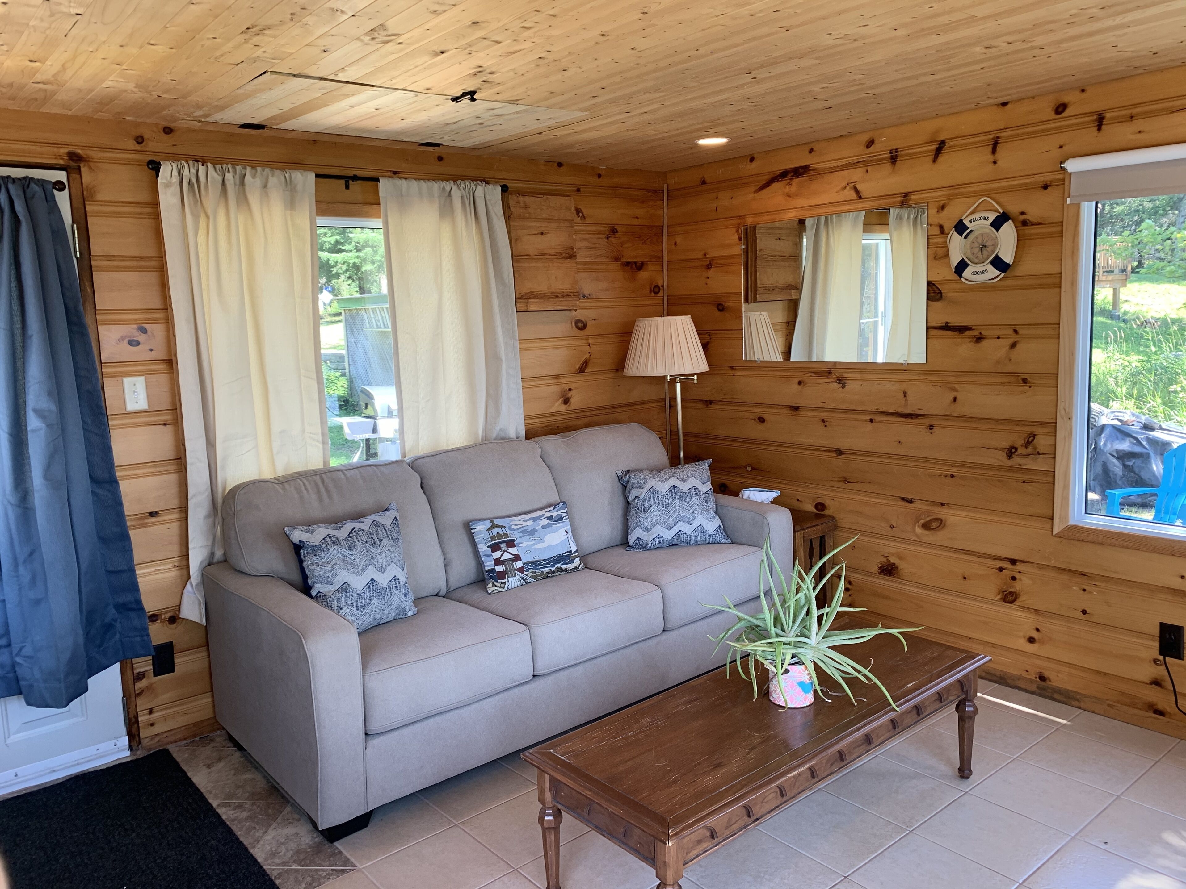 Beautiful Lakefront Cottage (fishing, boating, hiking, relaxing)