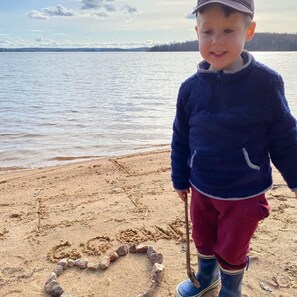 På stranden, solsenger og strandhåndklær