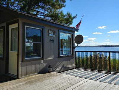 Beautiful Lakefront Cottage (fishing, boating, hiking, relaxing)