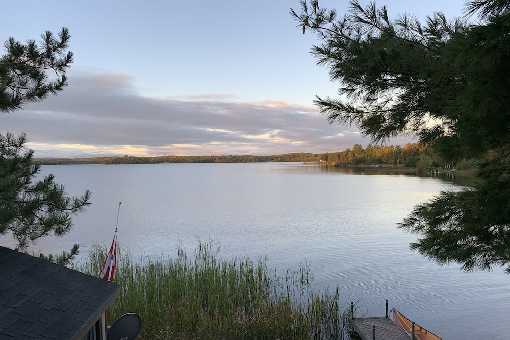 Beautiful Lakefront Cottage (fishing, boating, hiking, relaxing)
