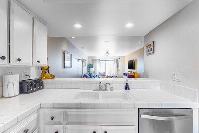 Comfortable, dog-friendly condo in a gated community w/ a shared pool