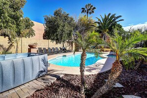 Una piscina al aire libre, una piscina climatizada