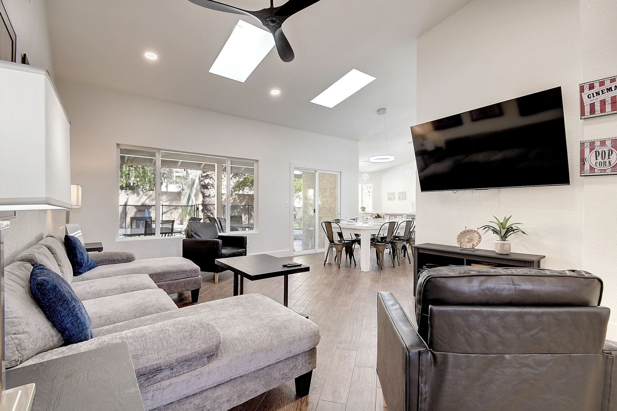 Smart TV, chimenea, mesa de ping pong, estéreo