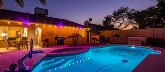 ScottsdaleStays Million+ 6BR-4BA 4 Blocks to Kierland - Pool • Hot Tub • Theater