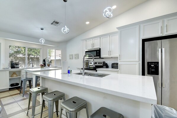 Frigorífico, microondas, horno y placa de cocina