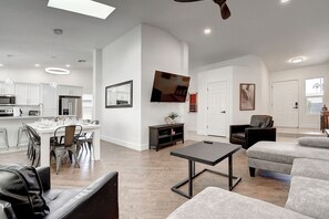 Smart TV, fireplace, table tennis, stereo