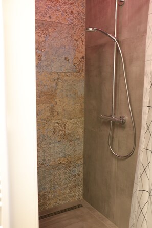Een douche, een haardroger, handdoeken