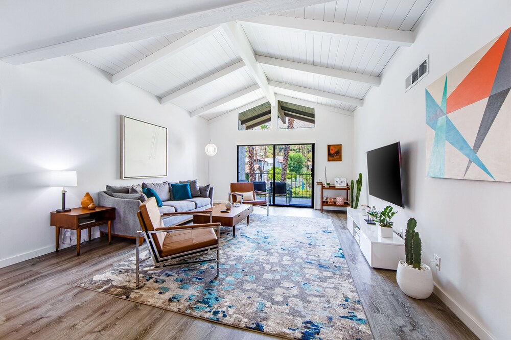 Modern condo with mountain view, private balcony, pools & hot tub