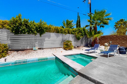 Elegant Wexler home with private outdoor pool & spa - 2 dogs welcome