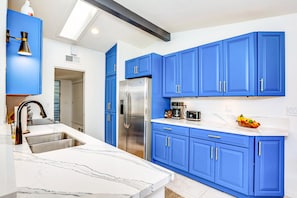 Een koelkast, een magnetron, een oven, een kookplaat