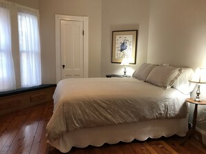 5 Schlafzimmer, Schreibtisch, Bügeleisen/Bügelbrett, Reisekinderbett