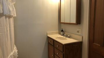 Duschwanne, Haartrockner, Handtücher, Seife