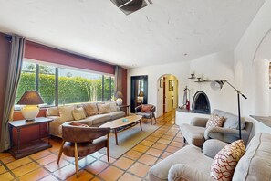 Televisio, takka, DVD-soitin, kirjoja