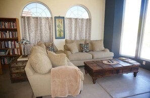 Een smart-tv, een dvd-speler, boeken en een filmbibliotheek