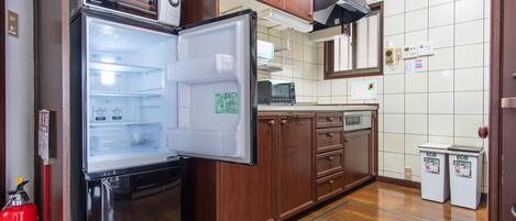 Fridge, microwave, stovetop, cookware/dishes/utensils