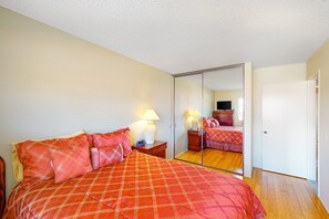 2 bedrooms, iron/ironing board, free Internet, bed sheets