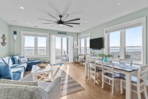 Smart-tv, een tafeltennistafel en een stereo