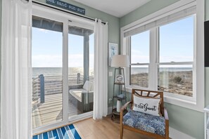 Smart-tv, een tafeltennistafel en een stereo