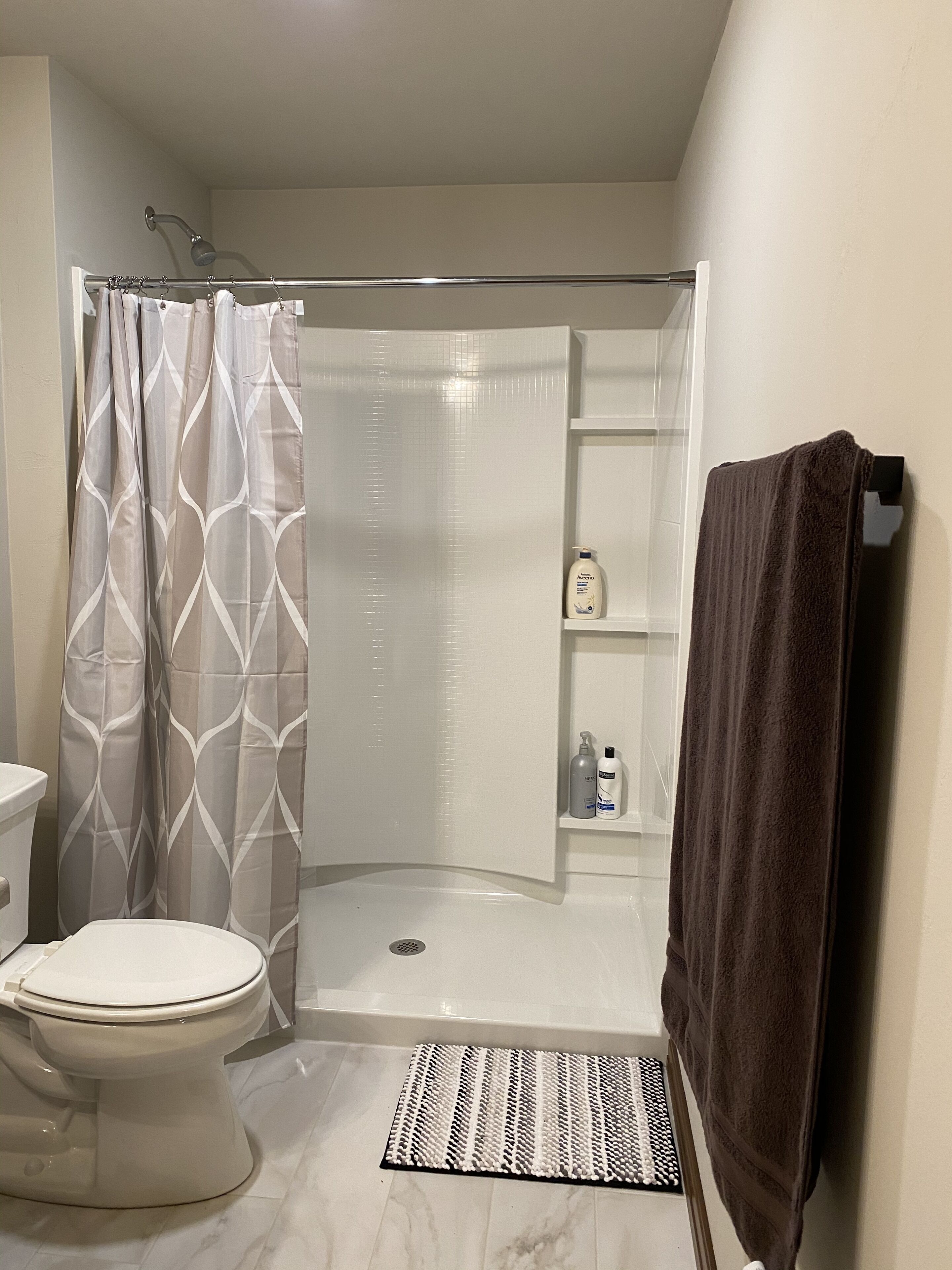 <br>Private room,  restroom and shower, private entry.  