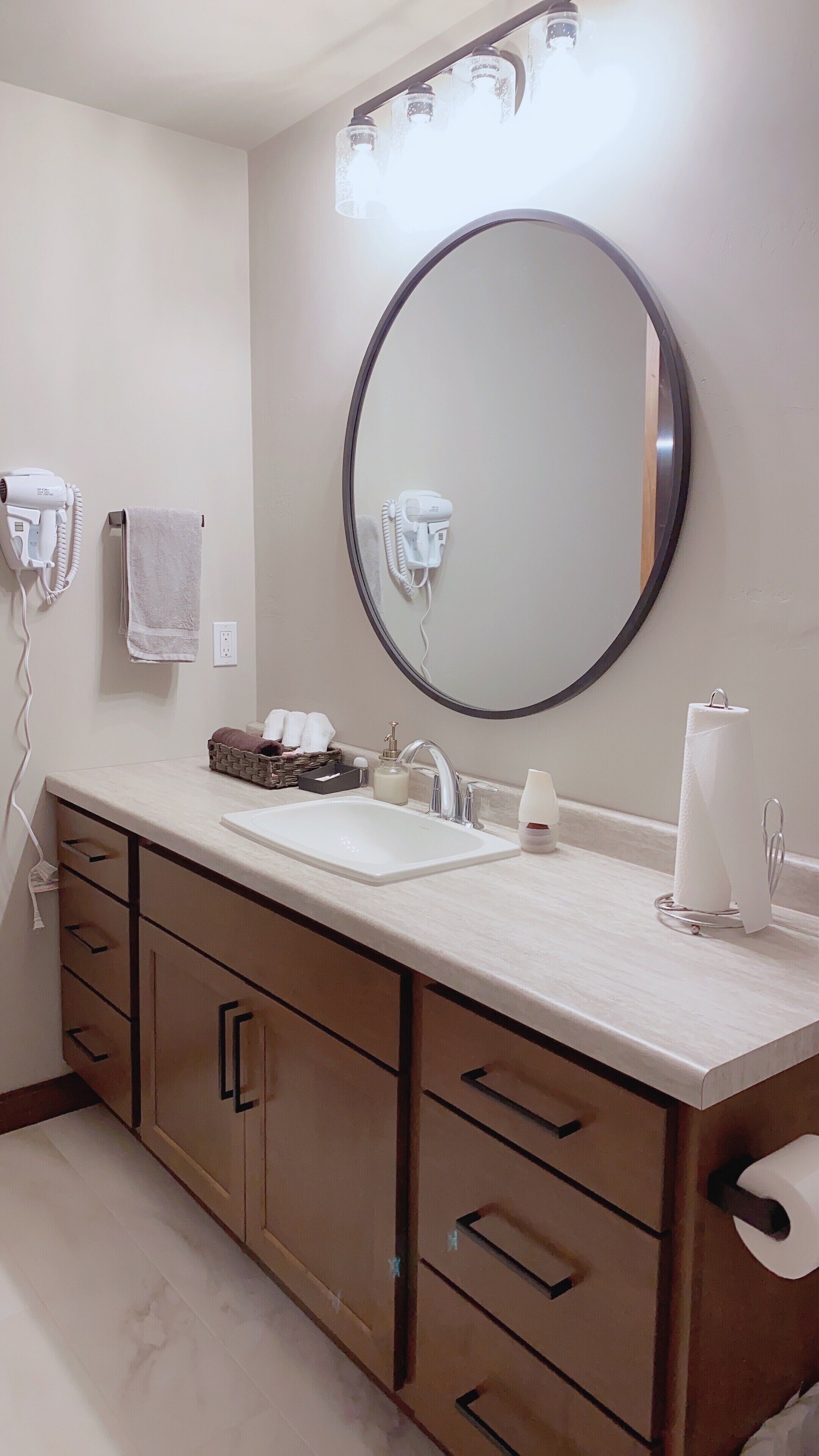 <br>Private room,  restroom and shower, private entry.  