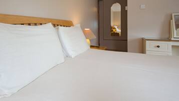 5 bedrooms, iron/ironing board, Internet, bed sheets