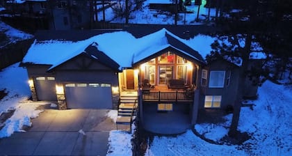 Perfect Pike's peak basecamp location & spacious luxury for active family/group
