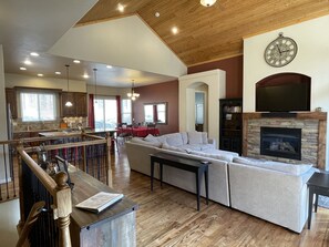 Smart TV, caminetto, libri