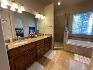 Combined shower/bathtub, hair dryer, towels, soap - Perfect Pike's peak basecamp location & spacious luxury for active family/group (Cascade-Chipita Park)