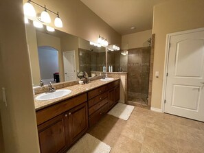 Duschwanne, Haartrockner, Handtücher, Seife