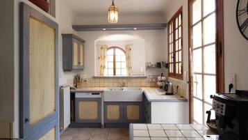 雪櫃、微波爐、焗爐、爐具