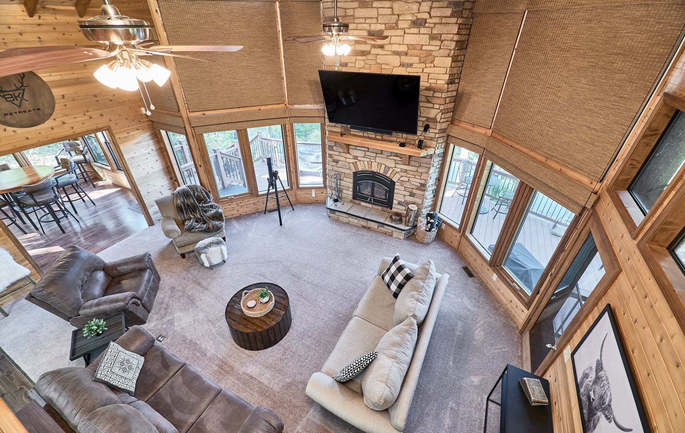 Een smart-tv, een open haard, een dvd-speler en boeken