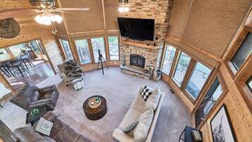 Een smart-tv, een open haard, een dvd-speler en boeken