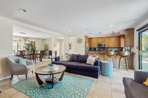 تلفزيون، مدفأة، مشغل دي في دي